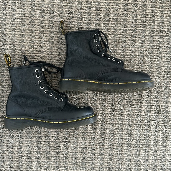 Dr Martens version of the Pascal sold in London only. Size 7 - Picture 2 of 5
